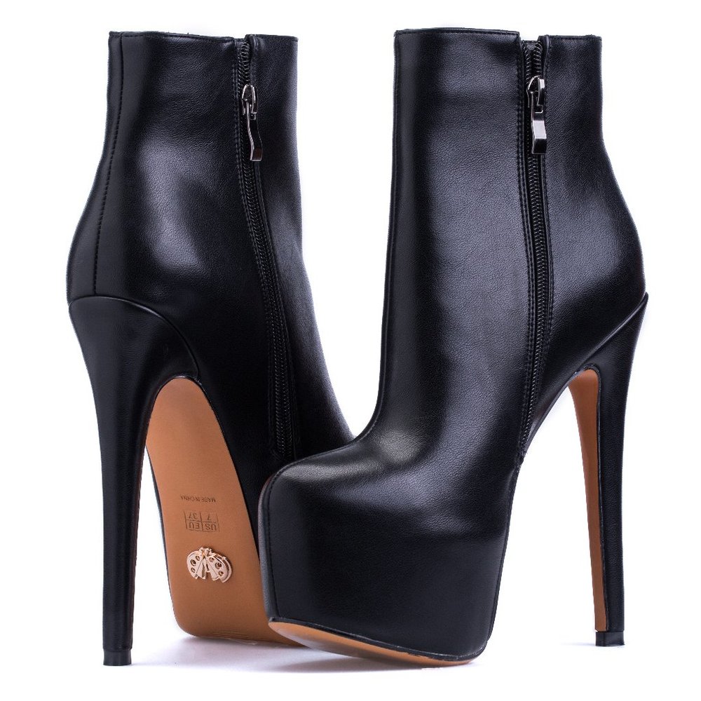 Petit Cadeau Jodi - Rounded Toe ankle boots with 6" heels and 2" platform. NEW!